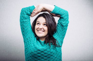 Bir kadın uyumak, esnemek ister. Gri arkaplan