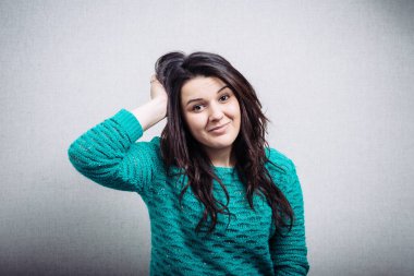 Arkadaşça gülümseyen genç kadın portresi stüdyosu