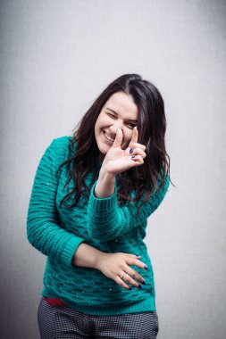 Kız bir şeyin yeterli olmadığını gösterir.