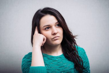 Endişeli kadın bir şeyler hatırlamaya çalışıyor.