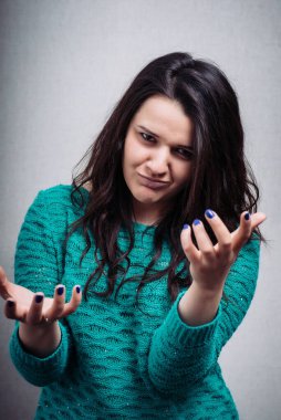 Kız elinde görünmez bir şey tutuyor.