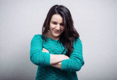 Arkadaşça gülümseyen genç kadın portresi stüdyosu