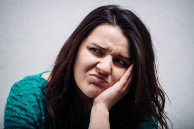 Kadın sorunu düşünüyor.