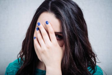 Güzel bir kadın bir gözünü kapatır ve başı ağrır.