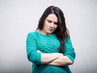 Üzgün ve gücenmiş bir kadın