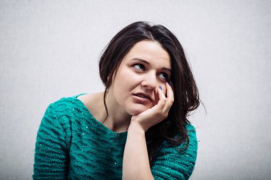 Güzel kadın kötüyü düşündü.