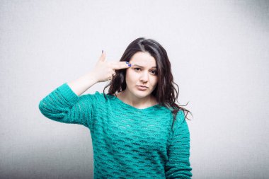  Kız ellerini gösterir Silah