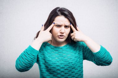 Kız, kafasını işaret ediyor.