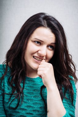 Kız tırnaklarını yiyor.