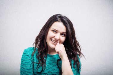 Kız tırnaklarını yiyor.