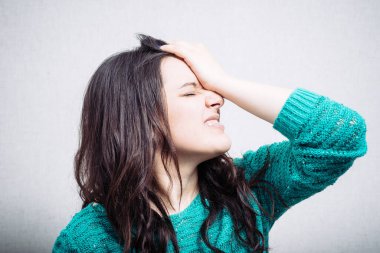 Gri arka planda kız baş ağrısı