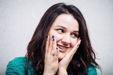 Kız elleriyle yüzünü kapatıyor.