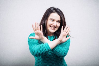 Gri arka planda durduğunu gösteren kızlar