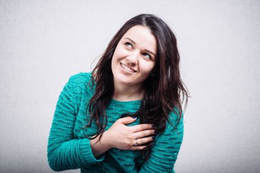 Gri arka planda bir kızın kalp ağrısı