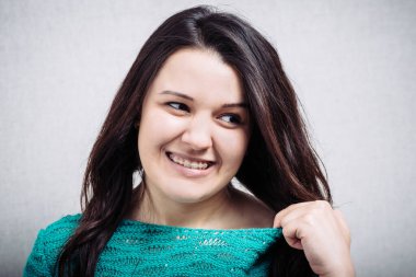 Kazak giyen seksi bir kız.