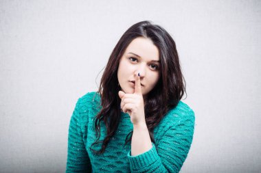 Uzun saçlı, güzel esmer kız sessizlik istiyor.