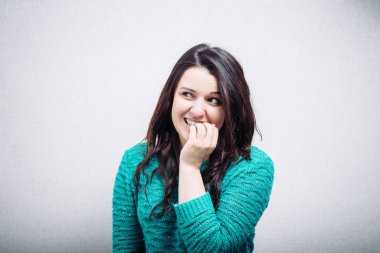 Kız tırnaklarını yiyor.