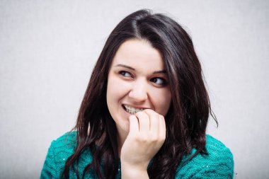 Kız tırnaklarını yiyor.