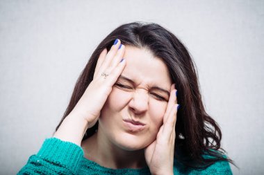 Gri arka planda güzel bir kadın