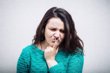 Bir esmerin izole edilmiş portresi bir şey hatırlamaya çalışıyor.