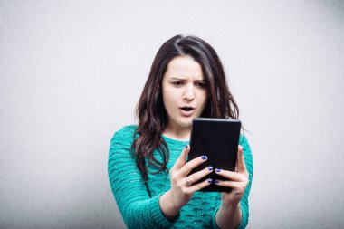 mobil tablete bakan kız