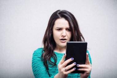 mobil tablete bakan kız