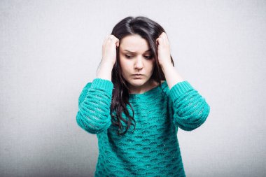 Gri arka planda güzel bir kadın