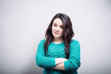 Gri arka planda güzel bir kadın