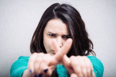 Gri arka planda güzel bir kadın