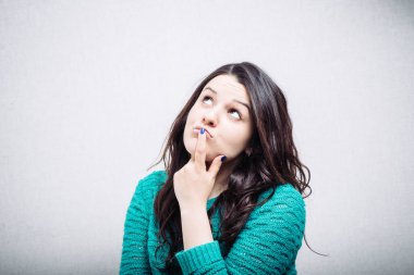 Bir esmerin izole edilmiş portresi bir şey hatırlamaya çalışıyor.