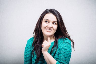 Çenesinde telleri olan tatlı bir kız.