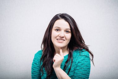 Çenesinde telleri olan tatlı bir kız.