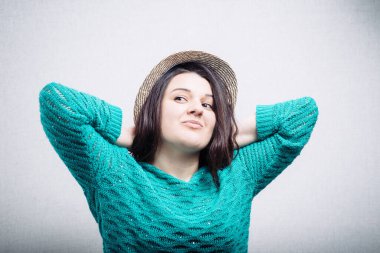 Şapkalı şirin bir kızın portresi.