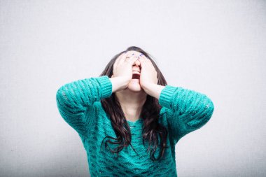 Histerik güzel kız yüzünü kapatıyor.