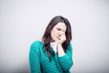 Kız mendile ağlıyordu.