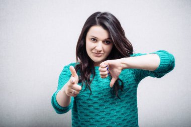 Kız parmağıyla vuruyor ve aşağı işaret ediyor.