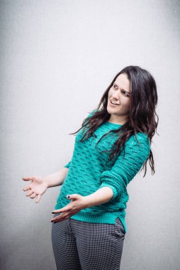 Gri arka planda genç bir kadın