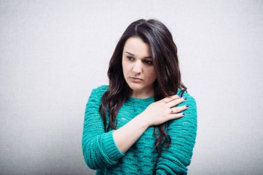 Kızın omzu ağrıyor ve şikayet ediyor.