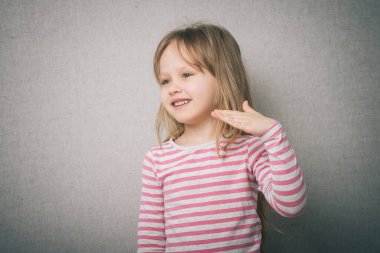 Sevimli ve mutlu küçük kız 