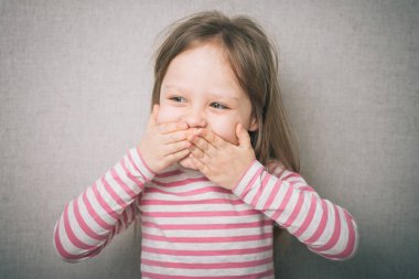 Şaşırmış küçük kız elleriyle ağzını kapadı.