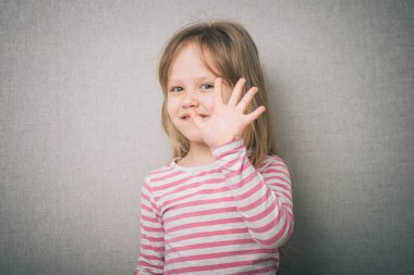 Güzel küçük kız avuçlarını gösteriyor