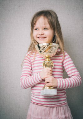 Fincanlı küçük kız.