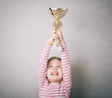 Fincanlı küçük kız.