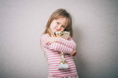 Fincanlı küçük kız.