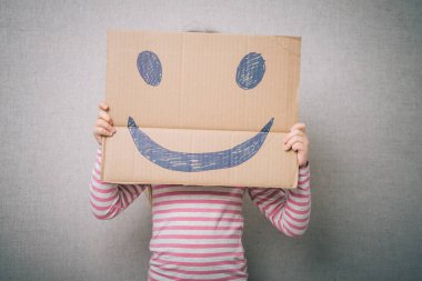 Neşeli bir yüzü olan küçük kız