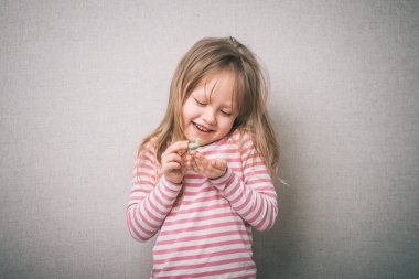 Lastik ördekli küçük kız