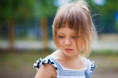 Bahar günü çayırda tatlı küçük bir kız.