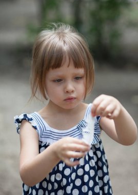 Sevimli ve mutlu küçük kız 