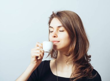 Kahvesini içen tatlı esmer kız.