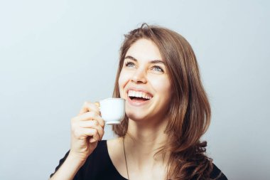 Kahvesini içen tatlı esmer kız.